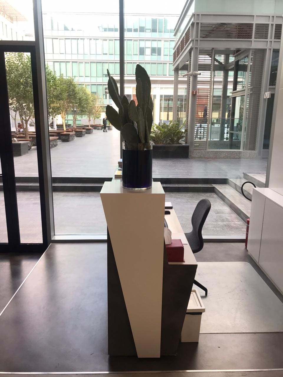 Christie1s office gallery design by kg design photo 10