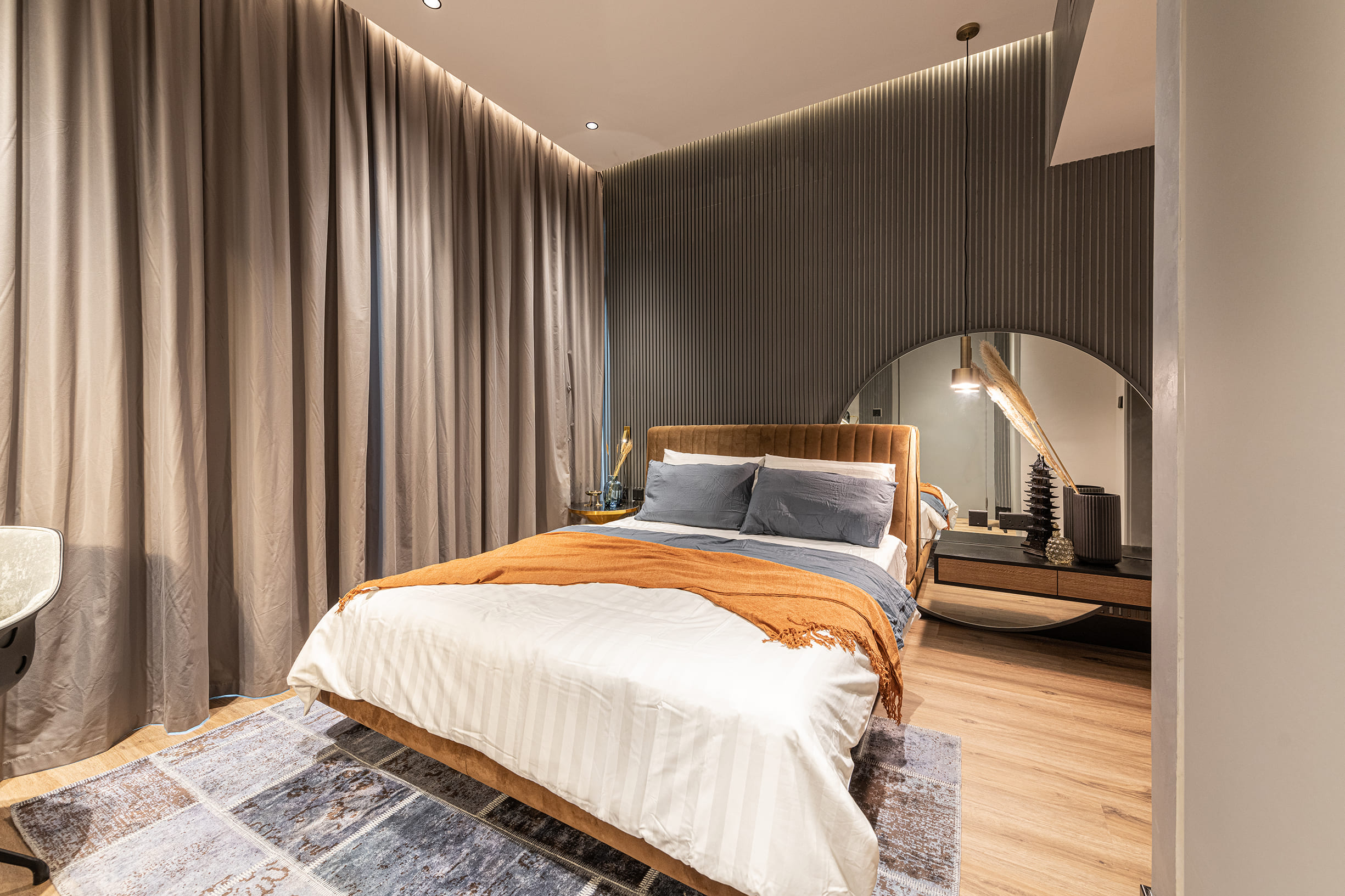 Design of Merano Tower Apartments in Business Bay by KG Design Bed room photo 3